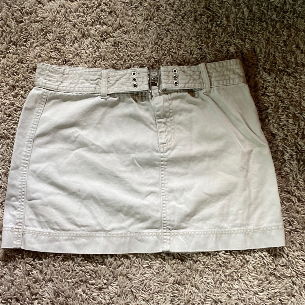 super cute detailed khaki skirt!